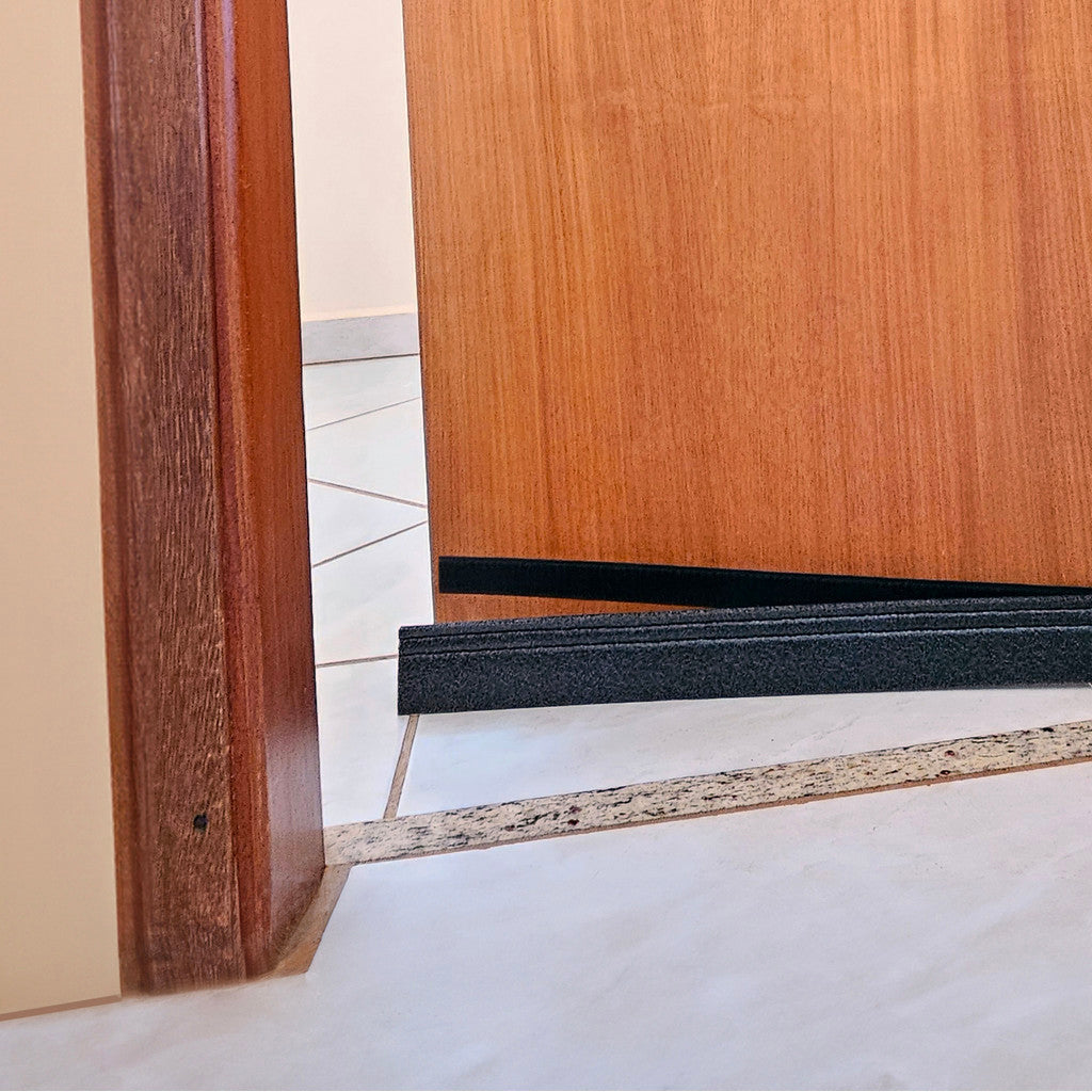 Kit com 2 unidades Protetor contra insetos veda porta rodinho adesivo 80 cm